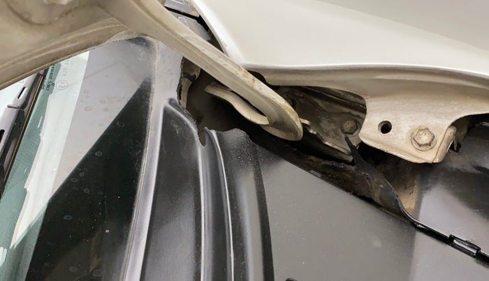 2011 Maruti Swift VXI, Petrol, Manual, 1,02,464 km, Bonnet (hood) - Cowl vent panel has minor damage