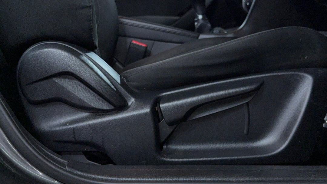 2017 Mazda 3 Sp25, Manual, 118411 km, Drivers Side Adjustment Panel