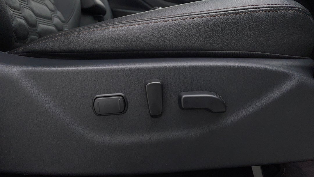 2023 Nissan Navara St-x Cb (4x4) Non-lfi, Automatic, 17317 km, Drivers Side Adjustment Panel