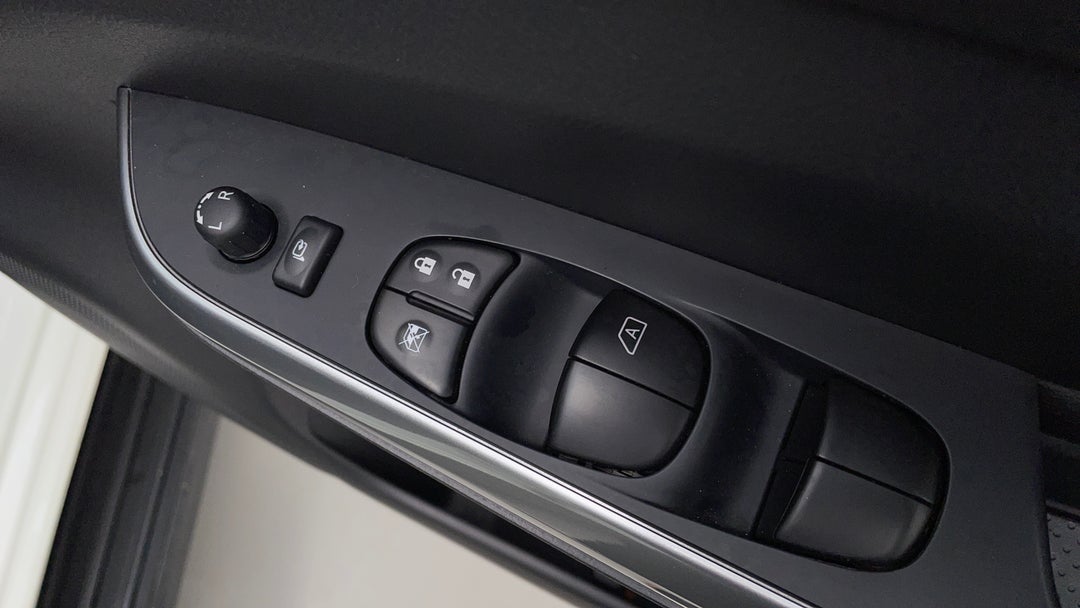 2023 Nissan Navara St-x Cb (4x4) Non-lfi, Automatic, 17317 km, Drivers Side Door Panel Controls