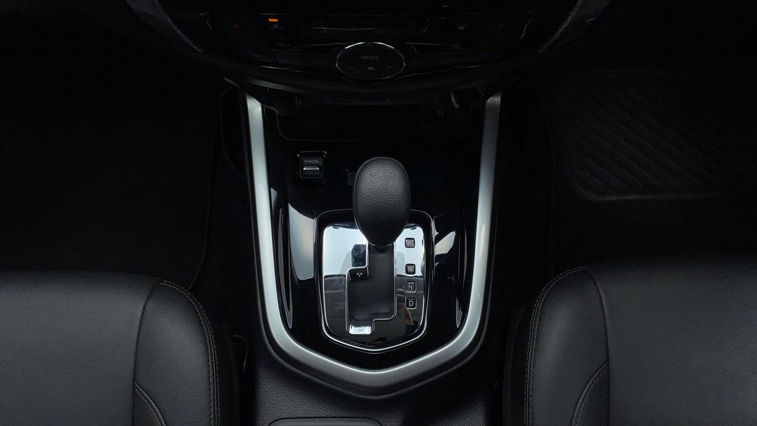 2023 Nissan Navara St-x Cb (4x4) Non-lfi, Automatic, 17317 km, Gear Lever 