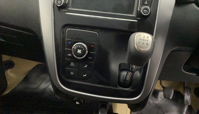 2018 Mahindra KUV 100 NXT K8 P 6 STR, Petrol, Manual, 31,767 km, AC Unit - Directional switch has minor damage