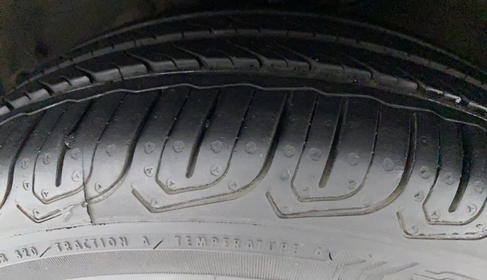 2018 Mahindra KUV 100 NXT K8 P 6 STR, Petrol, Manual, 31,767 km, Left Front Tyre Tread