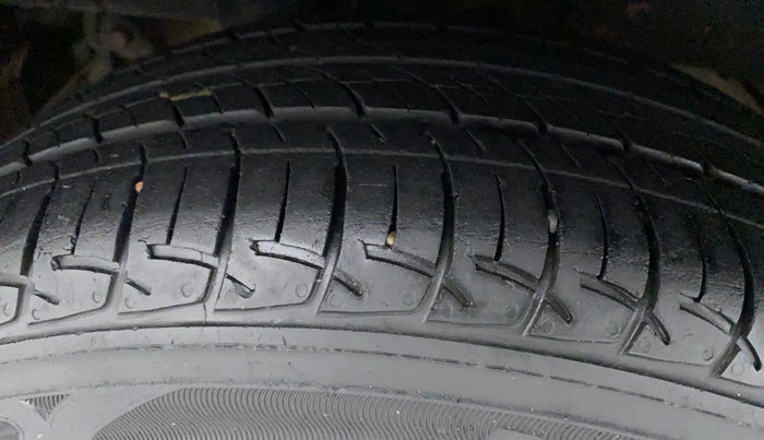 2018 Mahindra KUV 100 NXT K8 P 6 STR, Petrol, Manual, 31,767 km, Right Rear Tyre Tread