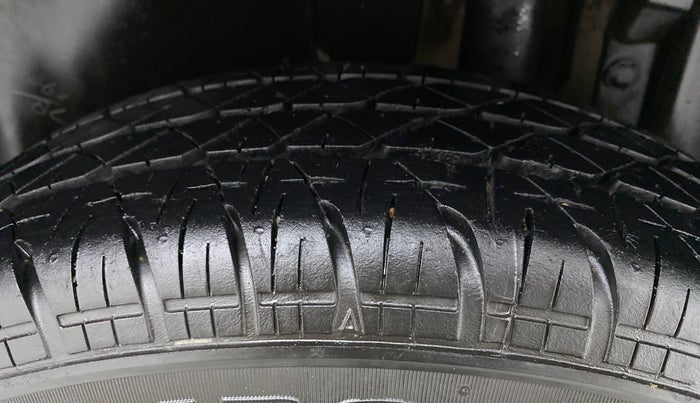 2015 Maruti Swift VXI, Petrol, Manual, 55,482 km, Left Rear Tyre Tread