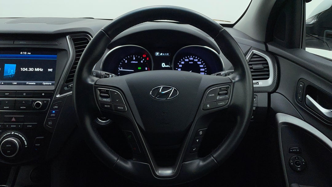 2016 Hyundai Santa Fe Highlander Crdi (4x4), Automatic, 60553 km, Steering Wheel Close-up