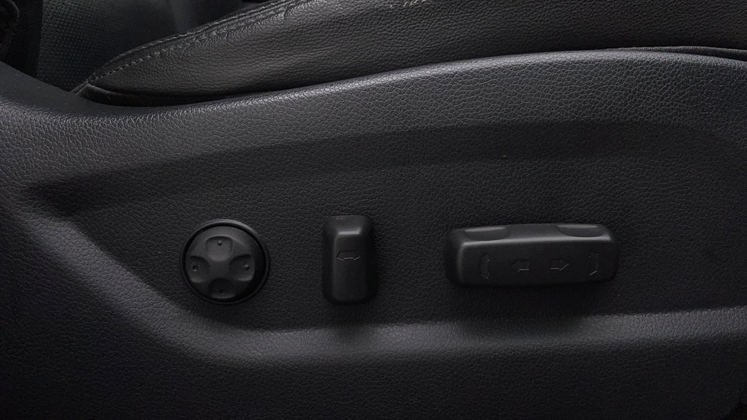 2016 Hyundai Santa Fe Highlander Crdi (4x4), Automatic, 60553 km, Drivers Side Adjustment Panel