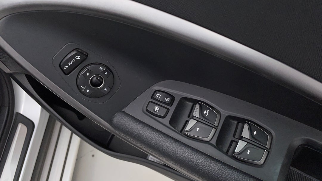 2016 Hyundai Santa Fe Highlander Crdi (4x4), Automatic, 60553 km, Drivers Side Door Panel Controls