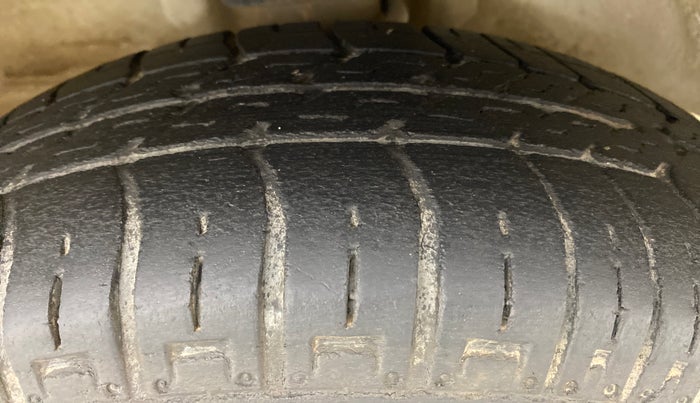 2017 Maruti Omni 5 STR, Petrol, Manual, 50,952 km, Right Front Tyre Tread