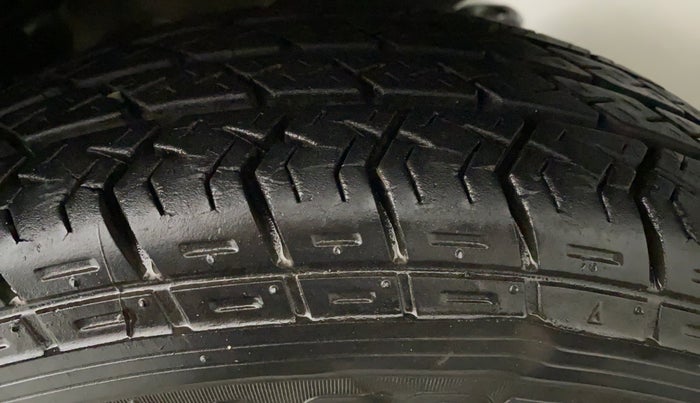 2015 Maruti Eeco 7 STR, Petrol, Manual, 14,204 km, Left Rear Tyre Tread
