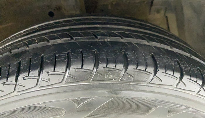 2013 Maruti Ertiga VXI CNG, CNG, Manual, 97,093 km, Right Front Tyre Tread