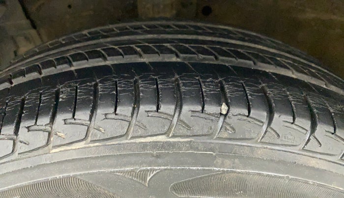 2013 Maruti Ertiga VXI CNG, CNG, Manual, 97,093 km, Left Front Tyre Tread