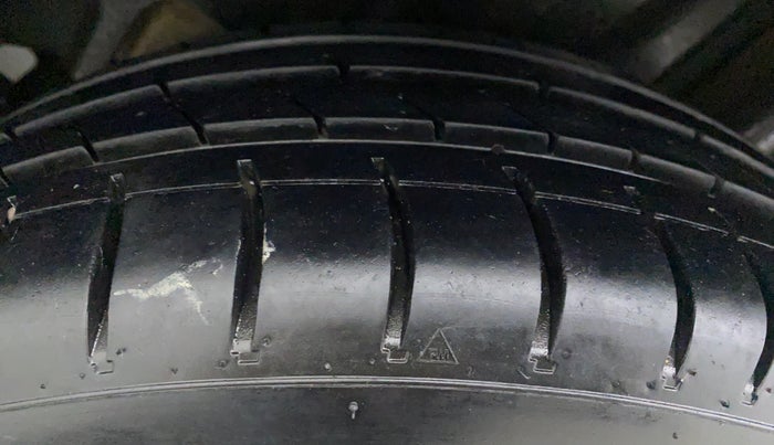 2016 Volkswagen Vento COMFORTLINE MT PETROL, Petrol, Manual, 64,940 km, Left Front Tyre Tread