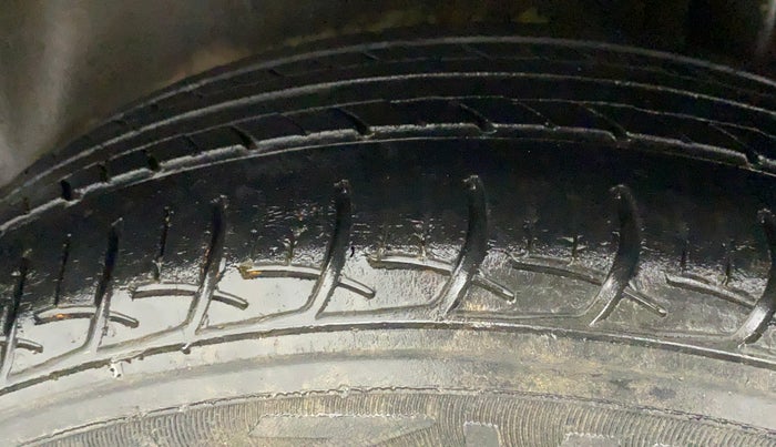 2015 Maruti Ciaz ZXI, Petrol, Manual, 51,093 km, Left Rear Tyre Tread
