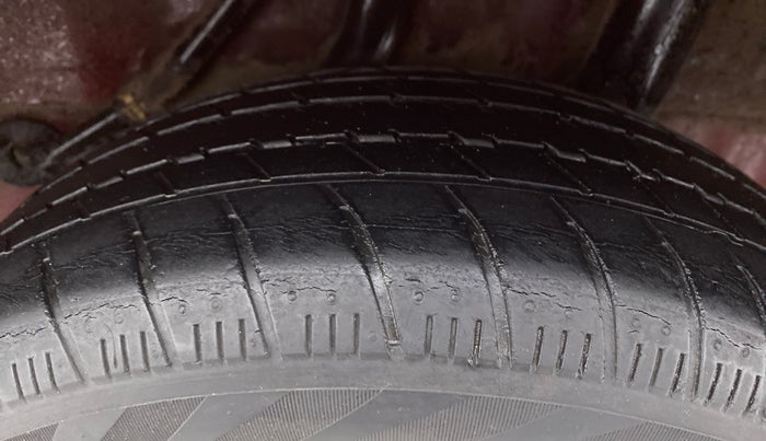 2015 Honda Brio S MT, Petrol, Manual, 40,626 km, Left Rear Tyre Tread