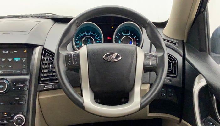 2017 Mahindra XUV500 W8 FWD, Diesel, Manual, 46,576 km, Steering Wheel