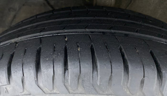 2018 Maruti Dzire ZXI, Petrol, Manual, 33,047 km, Right Front Tyre Tread