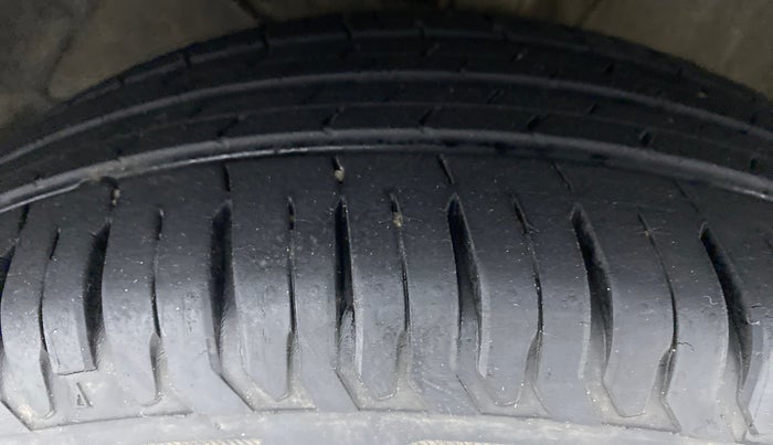 2018 Maruti Dzire ZXI, Petrol, Manual, 33,047 km, Left Front Tyre Tread