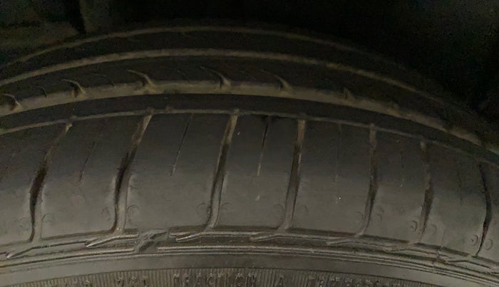 2016 Maruti Ertiga VXI CNG, CNG, Manual, 95,911 km, Left Rear Tyre Tread