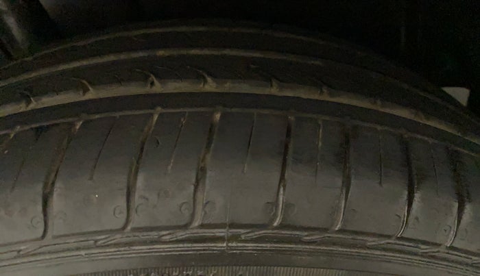 2016 Maruti Ertiga VXI CNG, CNG, Manual, 95,911 km, Left Front Tyre Tread