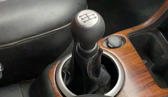 2011 Maruti Swift VXI, Petrol, Manual, 82,557 km, Gear lever - Boot cover slightly torn