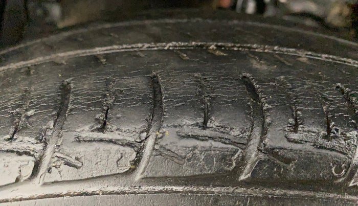 2014 Maruti Swift Dzire VXI, Petrol, Manual, 95,257 km, Left Front Tyre Tread