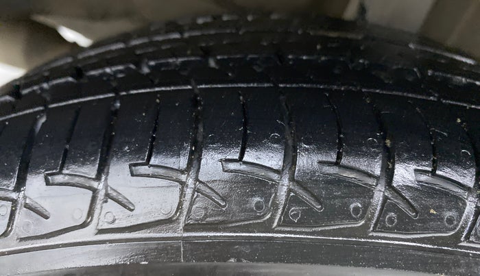 2014 Toyota Etios V SP, Petrol, Manual, 34,364 km, Right Rear Tyre Tread