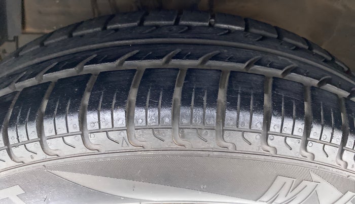 2016 Maruti Swift Dzire VXI OPT, Petrol, Manual, Left Front Tyre Tread