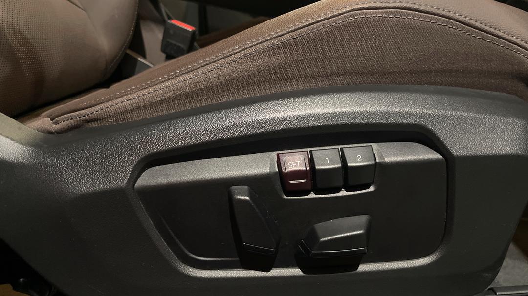 2023 BMW X1 sDrive18i, Automatic, 25512 km, Drivers Side Adjustment Panel