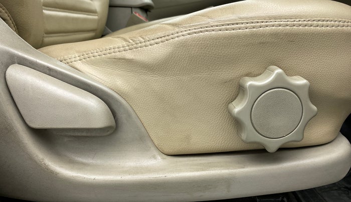 2012 Toyota Innova 2.5 GX 7 STR BS IV, Diesel, Manual, 1,83,519 km, Driver Side Adjustment Panel