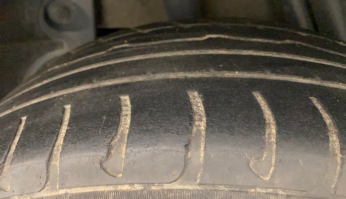 2015 Renault Duster RXE PETROL, Petrol, Manual, 67,363 km, Right Rear Tyre Tread