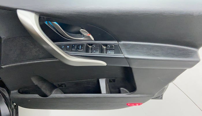 2019 Mahindra XUV500 W9, Diesel, Manual, 28,679 km, Driver Side Door Panels Control