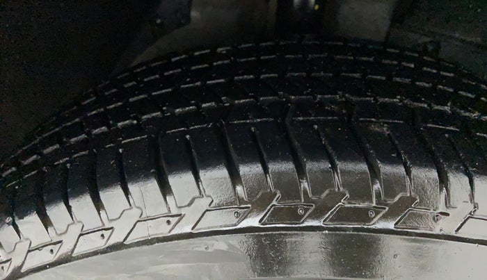 2019 Mahindra XUV500 W9, Diesel, Manual, 28,679 km, Right Front Tyre Tread