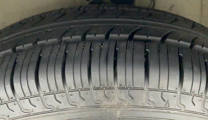 2010 Maruti Swift LXI, Petrol, Manual, 47,806 km, Left Front Tyre Tread