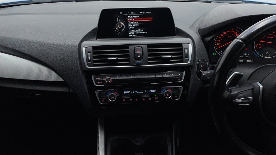 2016 BMW 1 25i M Sport, Automatic, 97508 km, Center Console