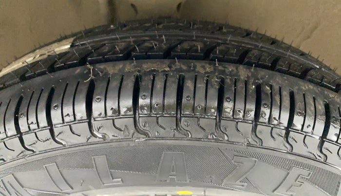 2019 Maruti Alto 800 LXI, CNG, Manual, 64,746 km, Right Front Tyre Tread