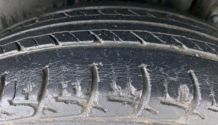 2016 Maruti Ertiga VXI CNG, CNG, Manual, 93,946 km, Left Rear Tyre Tread