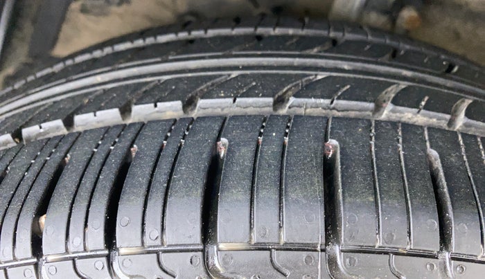 2016 Maruti Ertiga VXI CNG, CNG, Manual, 93,946 km, Left Front Tyre Tread