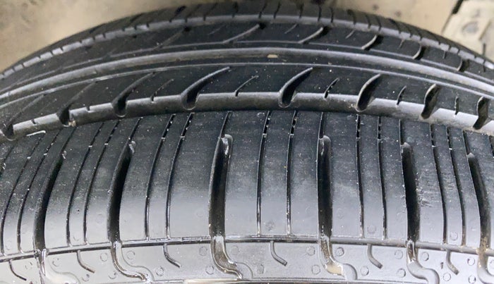 2016 Maruti Ertiga VXI CNG, CNG, Manual, 93,946 km, Right Front Tyre Tread