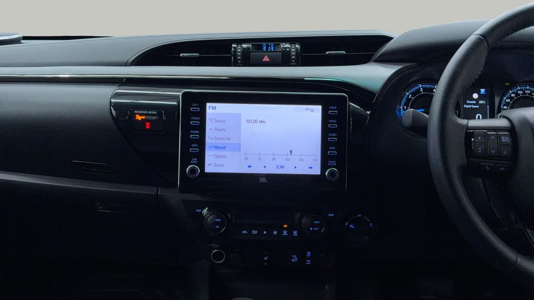 2022 Toyota Hilux Rugged X (4x4), Automatic, 14983 km, Center Console