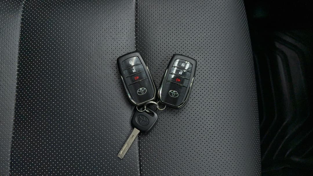 2022 Toyota Hilux Rugged X (4x4), Automatic, 14983 km, Key Close-up