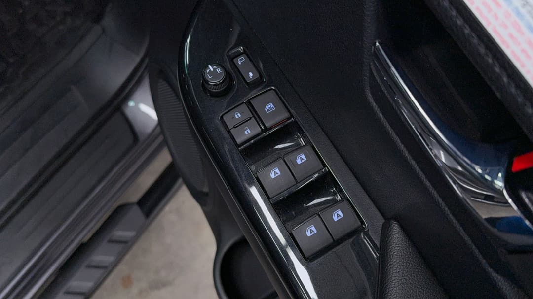2022 Toyota Hilux Rugged X (4x4), Automatic, 14983 km, Drivers Side Door Panel Controls