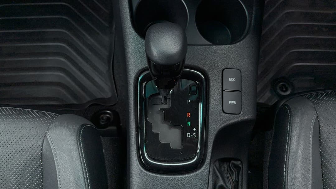 2022 Toyota Hilux Rugged X (4x4), Automatic, 14983 km, Gear Lever 