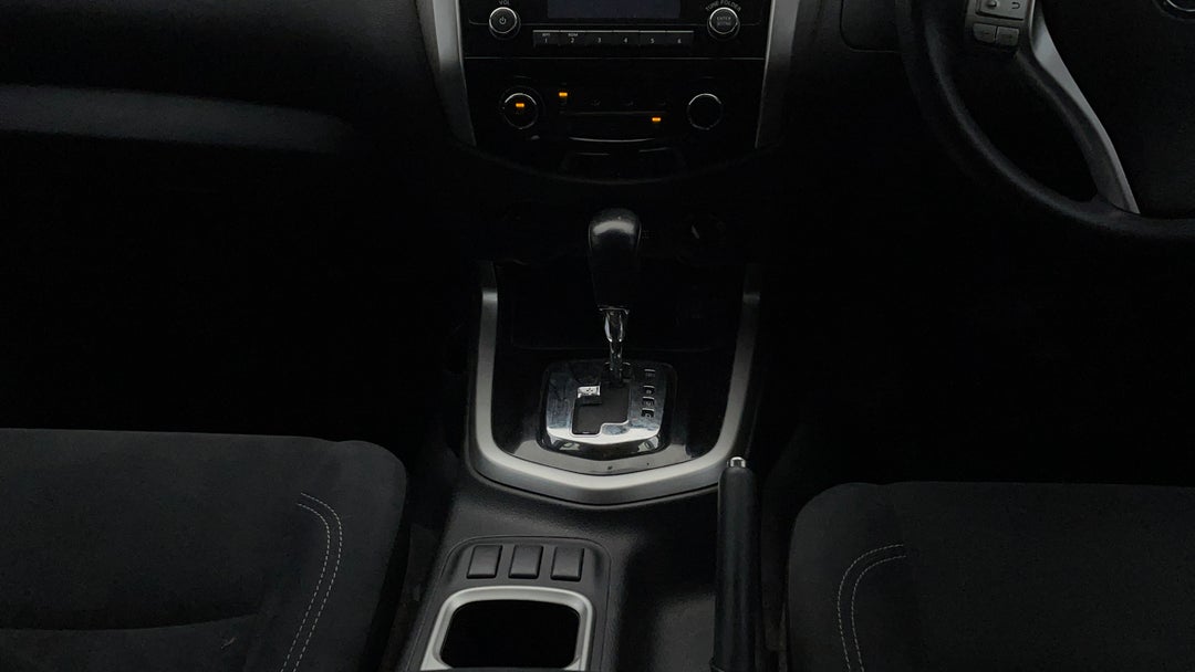 2019 Nissan Navara Sl (4x4), Automatic, 99252 km, Gear Lever 