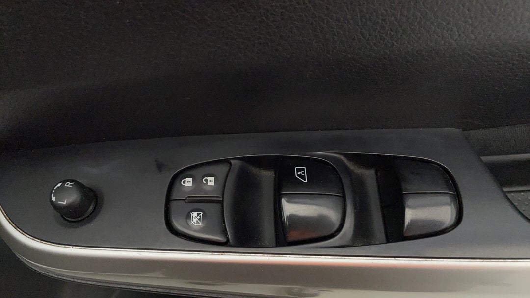 2019 Nissan Navara Sl (4x4), Automatic, 99252 km, Drivers Side Door Panel Controls