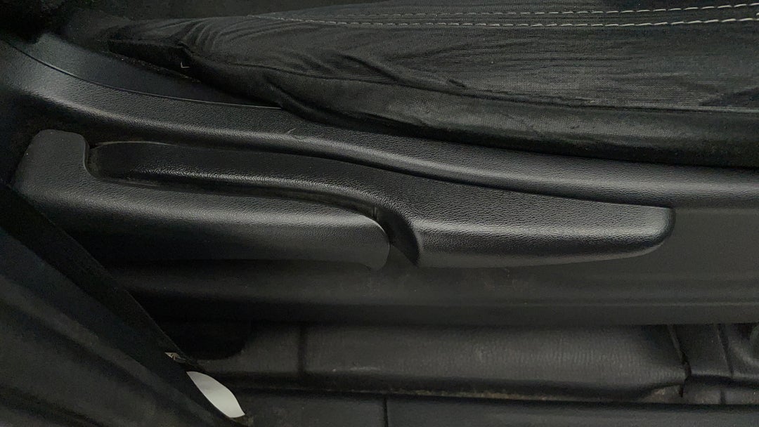 2019 Nissan Navara Sl (4x4), Automatic, 99252 km, Drivers Side Adjustment Panel