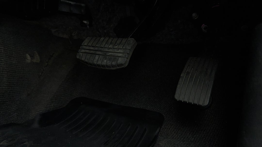 2016 Mitsubishi Triton Gls (4x4), Automatic, 172162 km, Pedals and Footmat