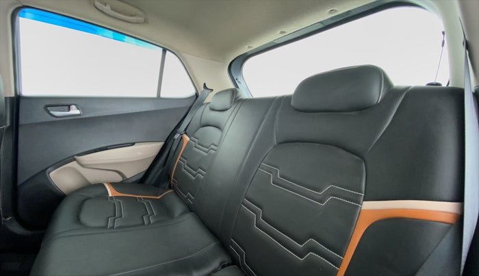2017 Hyundai Grand i10 SPORTZ O 1.2, Petrol, Manual, 31,514 km, Right Side Rear Door Cabin