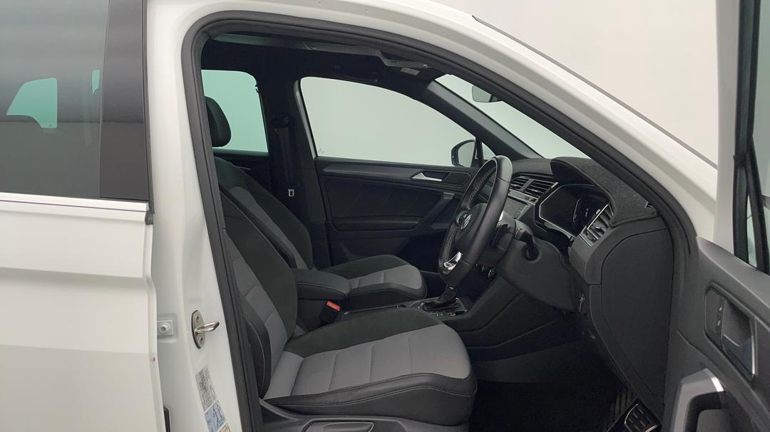 2019 Volkswagen Tiguan 132 Tsi R-line Edition, Automatic, 70038 km, Right Side Front Door Cabin View
