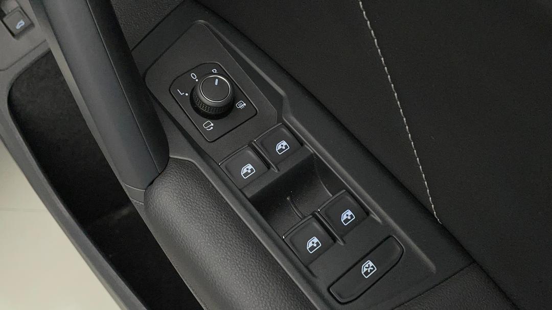2019 Volkswagen Tiguan 132 Tsi R-line Edition, Automatic, 70038 km, Drivers Side Door Panel Controls